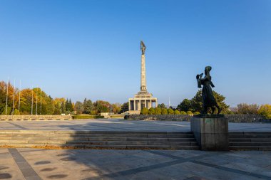 Bratislava, Slovakya - Ekim 2019: Sovyet askerlerine adanmış Slavin Hill anıtı