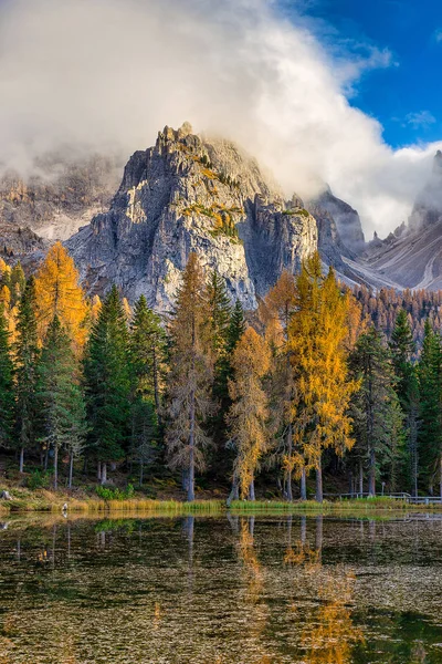 意大利白云石阿尔卑斯山中的安托尔诺湖和秋天五彩缤纷的树木 — 图库照片