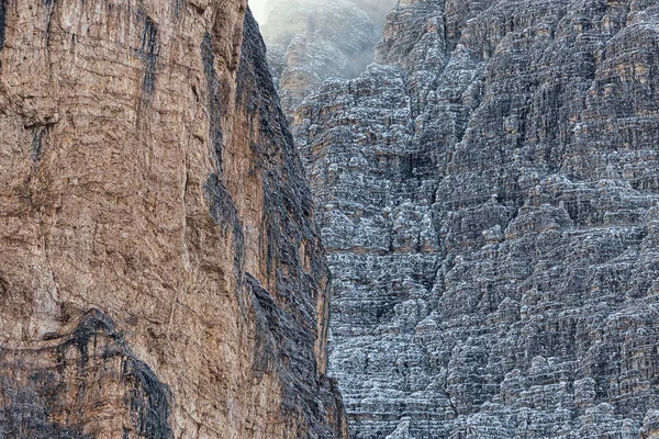 Närbild Vackra Klippiga Berg Delvis Täckt Med Snö Dolomiterna Italien — Stockfoto