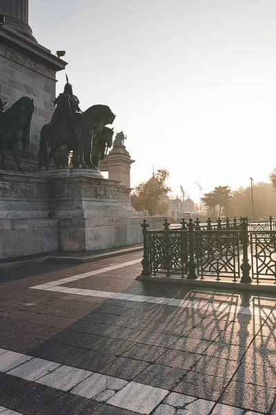 匈牙利布达佩斯英雄广场纪念碑的晨景 — 图库照片
