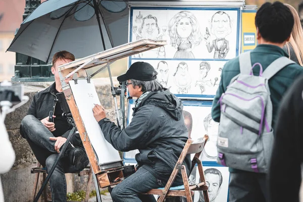 Prague República Checa Outubro 2019 Artista Rua Desenhando Retrato Turista — Fotografia de Stock