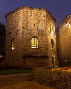 İtalya, Ravenna 'daki Neon Baptistery' nin akşam manzarası