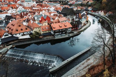 Cesky Krumlov Vltava nehir eğrisiyle ünlü çatı manzarası, Çek Cumhuriyeti