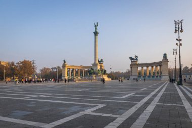 Budapeşte, Macaristan - Ekim 2019: Güneşli bir günde Budapeşte 'deki Kahramanlar Meydanı' nda turistler
