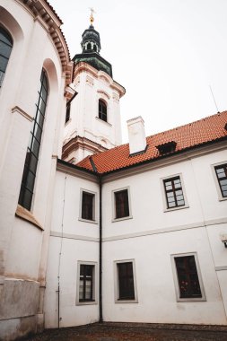 Çek Cumhuriyeti Prag 'daki Strahov Manastırı eski beyaz bina cephesi
