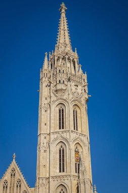 Matthias kilise kulesi ve mavi gökyüzü, Budapeşte şehri, Macaristan