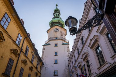 Şehrin tarihi merkezinde Bratislava saat kulesi
