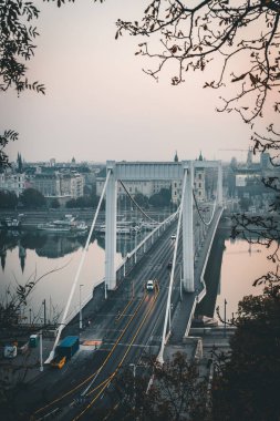 Budapeşte, Macaristan - Ekim 2019: Elizabeth köprüsü ve Tuna Nehri 'nin sabah manzarası