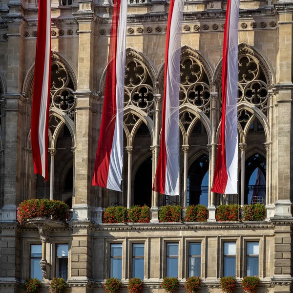 Pohled Fasádu Vídeňské Radnice Rakouskými Vlajkami Nádhernými Okny Detaily — Stock fotografie