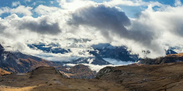 Panoramautsikt Över Dolomitbergen Höstsäsongen Med Sol Som Skiner Genom Molnen — Stockfoto