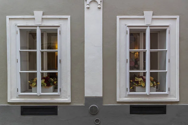 Viejas Ventanas Blancas Madera Con Flores Edificio Antiguo Praga — Foto de Stock