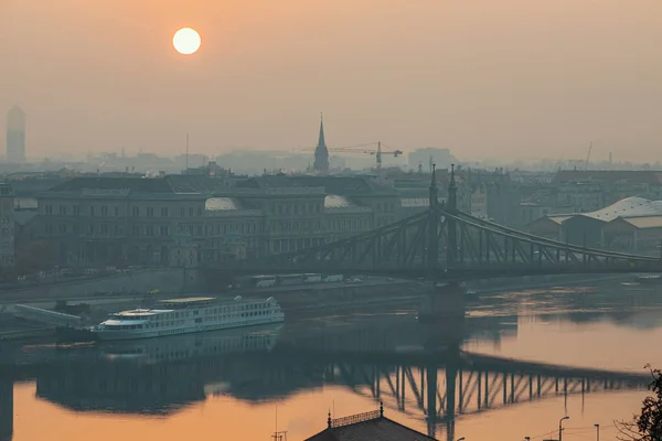 Warmer Sonnenaufgang Bild Von Budapest Mit Blick Auf Die Freiheitsbrücke — Stockfoto