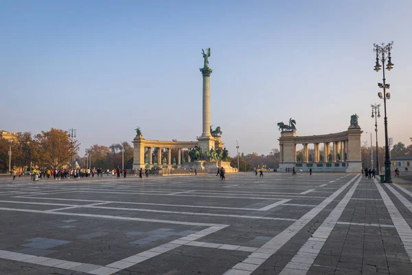 Budapešť Maďarsko Říjen 2019 Turisté Náměstí Hrdinů Budapešti Slunečného Dne — Stock fotografie