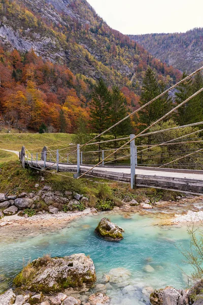 Ponte Madeira Sobre Rio Soca Turquesa Clara Alpes Eslovenos Temporada — Fotografia de Stock