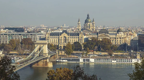 匈牙利布达佩斯 2019年10月 布达佩斯多瑙河与圣斯蒂芬大教堂之间的链桥 — 图库照片
