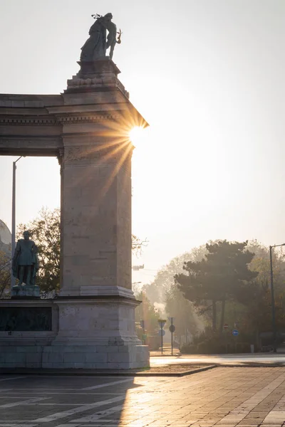 Hermosos Monumentos Plaza Los Héroes Budapest Luz Del Sol Mañana —  Fotos de Stock