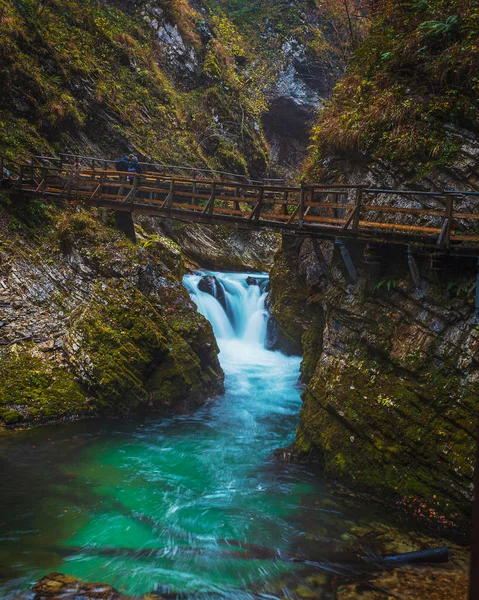 Pequena Cachoeira Águas Esmeralda Desfiladeiro Vintgar Com Caminho Elevado Madeira — Fotografia de Stock