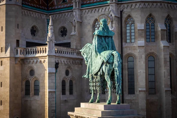 Estatua San Esteban Frente Edificio Histórico Iglesia Matthias Budapest —  Fotos de Stock