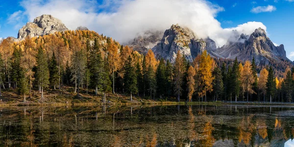 秋天的白云石山和安托尔诺湖全景 绿树成荫 — 图库照片