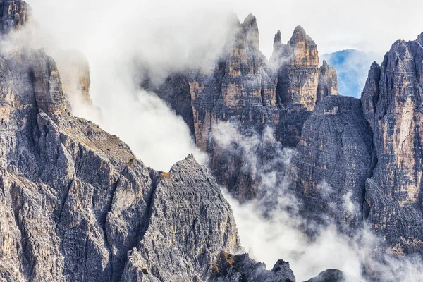 Stora Klippiga Berg Utsikt Täckt Med Moln Dolomiter Italien — Stockfoto