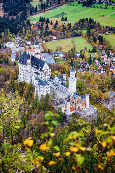 Beroemde Neuschwanstein Kasteel Herfst Uitzicht Vanaf Het Uitkijkpunt Het Bos — Stockfoto
