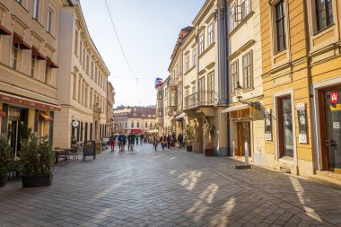 Bratislava, Slovakya - Ekim 2019 Bratislava 'nın merkezinde eski yaya sokağı