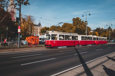 Viyana, Avusturya - Ekim 2019: Viyana 'da sonbahar sezonunda klasik kırmızı tramvayı olan geniş yol