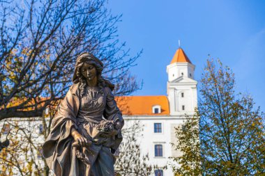 Bratislava, Slovakya - Ekim 2019: Bratislava Kalesi önündeki Macar Aziz Elizabeth heykeli