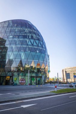 Bratislava, Slovakya - Ekim 2019: Bratislava 'daki Eurovea alışveriş merkezinin modern cam binası