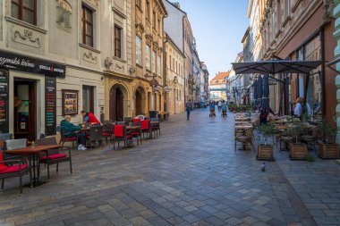 Bratislava, Slovakya - Ekim 2019 Bratislava 'nın merkezinde eski yaya sokağı
