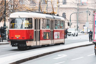 Prag, Çek Cumhuriyeti - Ekim 2019: Prag şehir merkezinde tramvay ve otomobil şehir trafiği