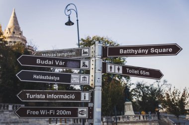Budapeşte, Macaristan - Ekim 2019: Macaristan 'ın Budapeşte kentinde Balıkçı Kalesi yakınlarında turistik yön tabelası
