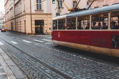 Prag, Çek Cumhuriyeti - Ekim 2019: Prag 'ın eski sokaklarında kızıl tramvay