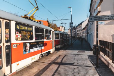 Bratislava, Slovakya - Ekim 2019: Bratislava şehrinin tarihi merkezinde kızıl tramvay