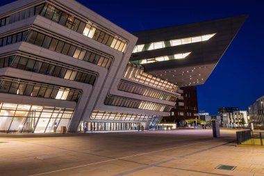 Viyana, Avusturya - Ekim 2019: Viyana Ekonomi ve İş Üniversitesi 'nde Zaha Hadid' in Kütüphane ve Öğrenim Merkezi Gece Görüşü