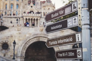 Budapeşte, Macaristan - Ekim 2019: Macaristan 'ın Budapeşte kentinde Balıkçı Kalesi yakınlarında turistik yön tabelası