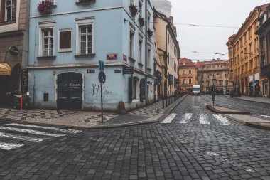 Prag, Çek Cumhuriyeti - Ekim 2019: Prag 'ın tarihi sokaklarında barlar ve dükkanlar