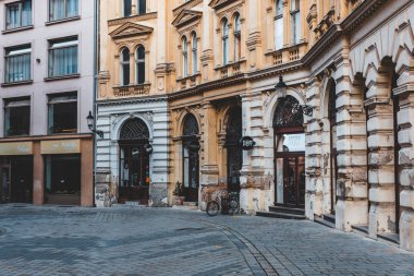 Bratislava, Slovakya - Ekim 2019 Bratislava 'nın merkezinde eski yaya sokağı