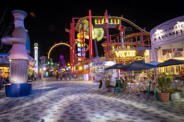 Viyana, Avusturya - Ekim 2019: Eğlence parkı Prater 'ın canlı renkleri