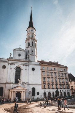 Viyana, Avusturya - Ekim 2019: Viyana Tarih Merkezi 'nde insanlar sokakta yürüyor