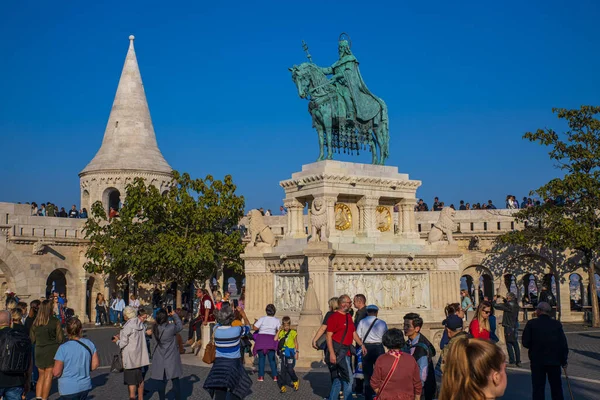 Budapešť Maďarsko Říjen 2019 Spousta Turistů Fishermans Bastion Slunečného Dne — Stock fotografie