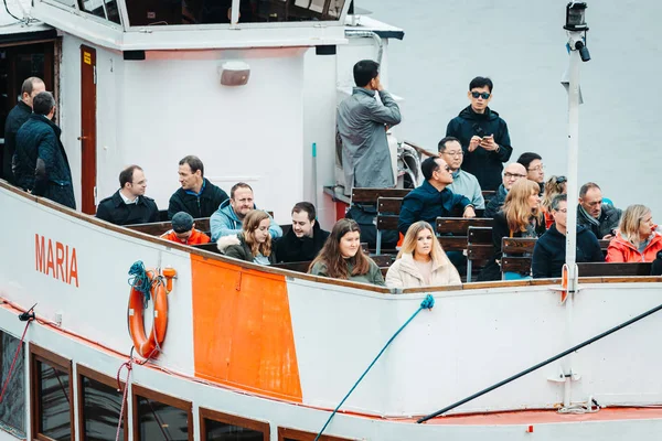 Prag Tschechische Republik Oktober 2019 Touristen Auf Einer Schifffahrt Auf — Stockfoto