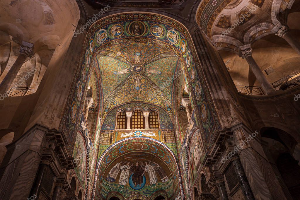RAVENA, ITALIA - OCTUBRE de 2019: Interior de la Basílica de San Vitale en Rávena con famosos mosaicos, Patrimonio de la Humanidad por la UNESCO 2023 RAVENA, ITALIA - OCTUBRE de 2019: Interior de la Basílica de San Vitale en Rávena con famosos mosaicos, Patrimonio de la Humanidad por la UNESCO 2023