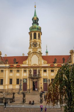 PRAG, CZECH Cumhuriyet - Ekim 2019: Prag Tarih Merkezi 'ndeki ünlü eski Loreta binası