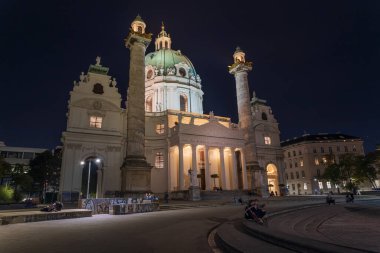 Viyana, Avusturya - Ekim 2019: Ünlü Karlskirche Kilisesi Viyana 'da gece aydınlandı