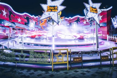 VIENNA, AUSTRIA - Ekim 2019: Gece Prater lunaparkında gezinti ışıkları