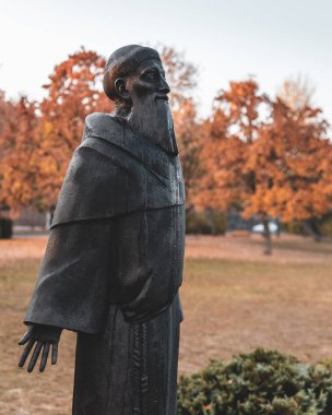 BUDAPEST, HUNGARY - Ekim 2019: Budapeşte 'deki Gellert Tepesi' ndeki felsefi bahçe heykelleri