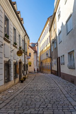 BRATISLAVA, SLOVAKIA - Ekim 2019: Bratislava 'nın tarihi şehir merkezinde eski cadde