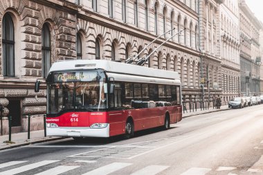 BUDAPEST, HUNGARY - Ekim 2019 Budapeşte Tarih Merkezi caddesinde kırmızı modern tramvay