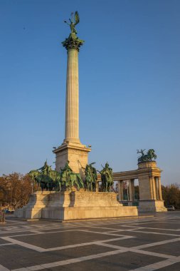 BUDAPEST, HUNGARY - Ekim 2019: Güneşli bir günde Budapeşte Kahramanlar Meydanı 'ndaki güzel anıtlar